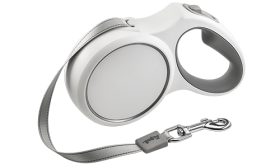 Weiße einziehbare Hundeleine mit ergonomischem grauem Griff, bis 5 Meter, mit robustem Clip für sicheren Halt.