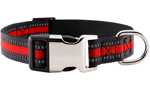 Reflektierendes rotes Hundehalsband mit gravierter Metallschnalle, 40-63 cm Länge, mit D-Ringen für die Leinenbefestigung.