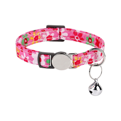 Rotes blumengeprägtes Katzenhalsband mit Metallverschluss, verstellbar und leicht für Komfort, mit Silberglöckchen.