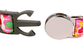 Rotes kariertes Katzenhalsband mit Metallverschluss, 1 cm breit, mit Sicherheitsverschluss und Silberglöckchen.