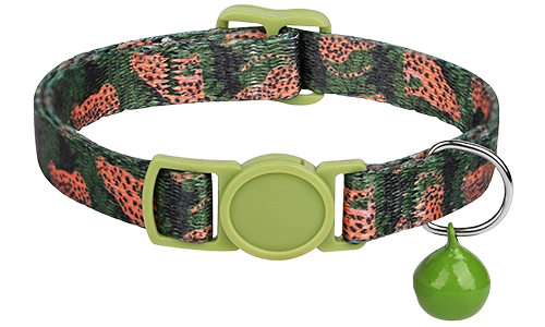 Breakaway-Katzenhalsband mit Metallschnalle Katzenhalsband im Camouflage-Muster in grün und orange, verstellbar und leicht, mit grünem Verschluss und Glöckchen.