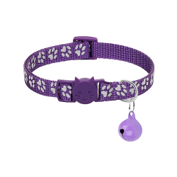 Lila Katzenhalsband mit Pfotenmuster, verstellbar und leicht für Komfort, Sicherheitsverschluss mit passendem Glöckchen.