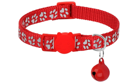 Rotes Katzenhalsband mit Pfotenmuster, verstellbar und leicht für Komfort, Sicherheitsverschluss mit passendem Glöckchen.