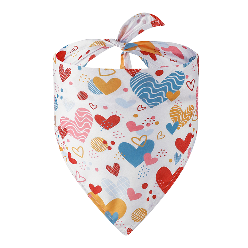 Bedrucktes Herz-Hundebandana Buntes Herz-Hundebandana für Hunde mit roten, gelben und blauen Herzen, perfekt für den Valentinstag.