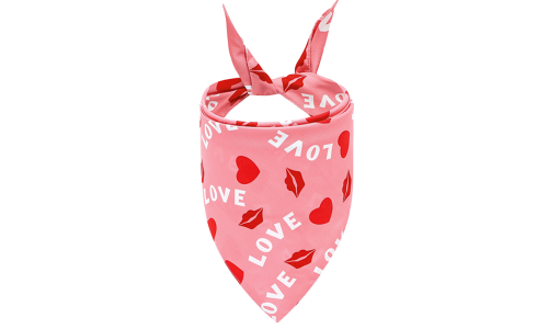 Pinkfarbene Hundebandana mit 'LOVE'-Text, roten Herzen und Kussmarken, für den Valentinstag, maschinenwaschbar.