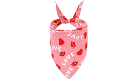 Bedrucktes Liebe-Hundebandana Pinkfarbene Hundebandana mit 'LOVE'-Text, roten Herzen und Kussmarken, für den Valentinstag, maschinenwaschbar.