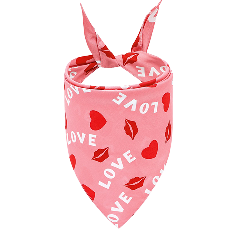 Bedrucktes Liebe-Hundebandana Pinkfarbene Hundebandana mit 'LOVE'-Text, roten Herzen und Kussmarken, für den Valentinstag, maschinenwaschbar.