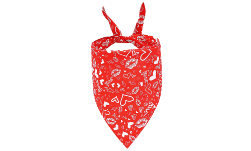 Rote Hundebandana mit weißen Herz- und Kussmustern, perfekt für den Valentinstag, maschinen- und handwaschbar.