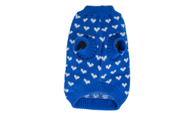 Hund trägt einen gemütlichen blauen Pullover mit weißen Herzmustern, warme und enge Passform, hochwertige Acrylfasern.