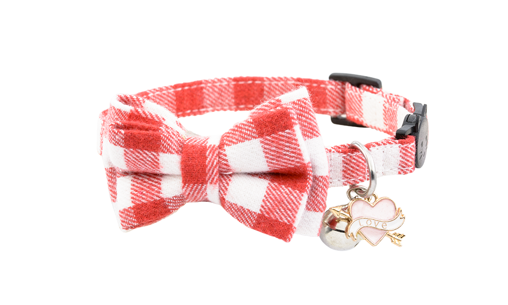 Fliege Katzenhalsband mit Glocke und Herzanhänger Rot-weiße karierte Katzenhalsband mit Schleife, Glöckchen und Herz-'Liebe' Charm, verstellbar für Komfort.