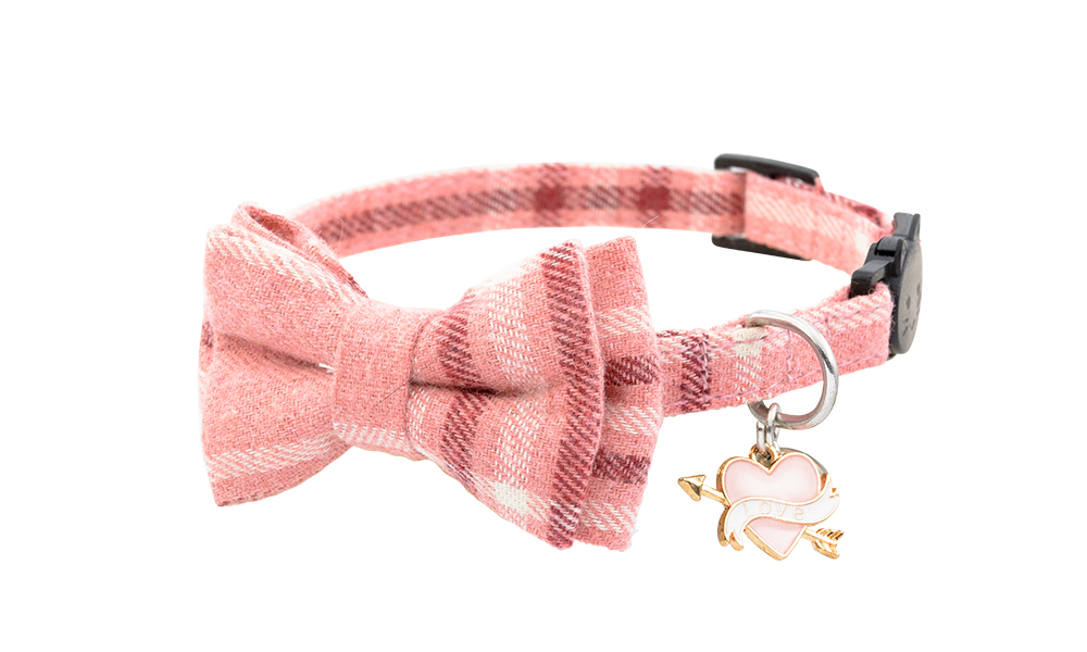 Fliege Katzenhalsband mit Glocke und Herzanhänger Weiches pinkes kariertes Katzenhalsband mit Schleife, 'Liebe' Herz- und Pfeilanhänger, verstellbar für Komfort.