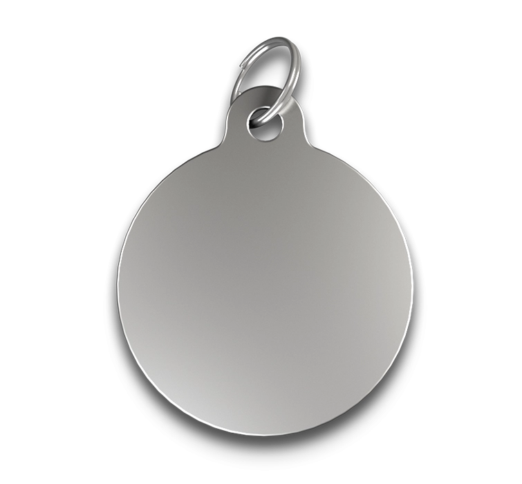Hundemarke C-Rund Silberne, C-förmige, runde Hundemarke mit glatter Oberfläche und silbernem Ring, personalisierbar mit graviertem Namen.